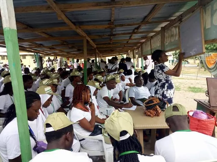 Large group of corps members at a skills acquisition session